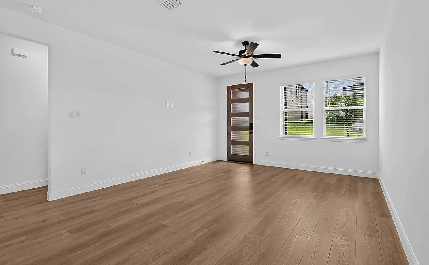 4 bed, 1930 sqft, $2,499 — Photo 3