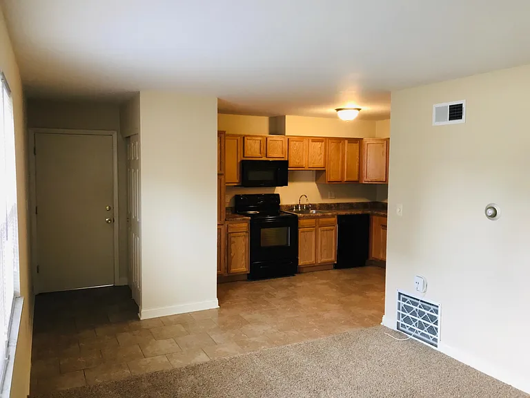 1401 Broadview Ave — Photo 7