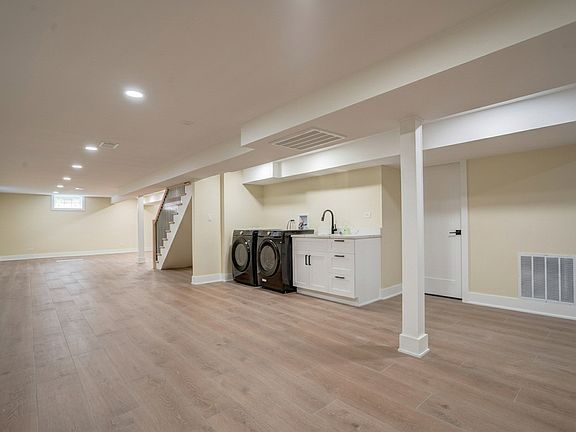 4th image of 2222 Schiller Ave