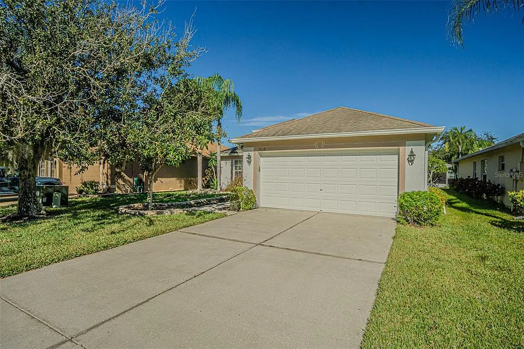 3 bed, 2.0 bath, 1390 sqft, $2,600 — Photo 2