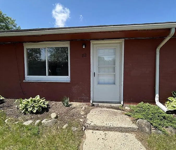 82 Harvey Pl — Photo 3