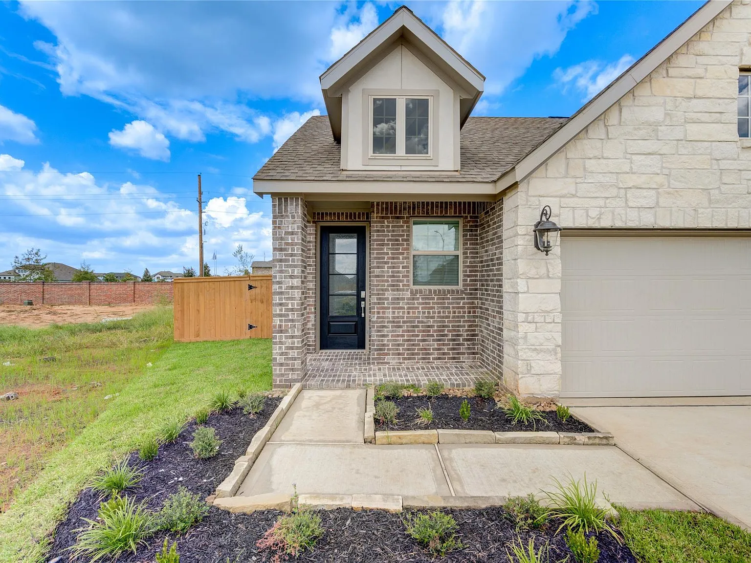 3 bed, 2.5 bath, 1587 sqft, $2,100 — Photo 3