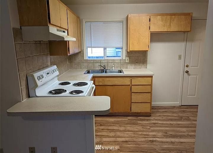 Kitchen. Fridge not shown but included.