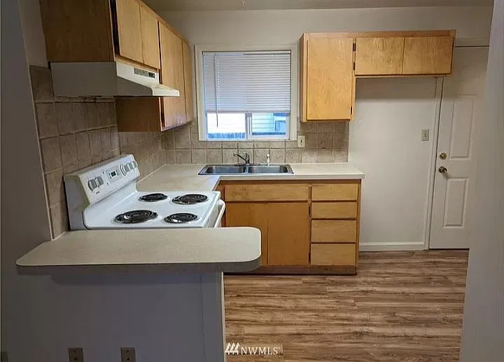 Kitchen. Fridge not shown but included.