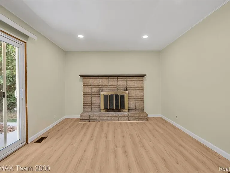 2053 Brookfield St — Photo 14
