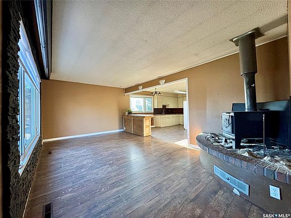 3rd image of 103 Cottonwood CRESCENT
