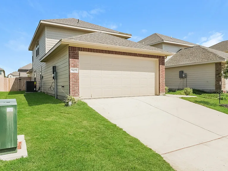 9419 Dogwood Hl — Photo 3