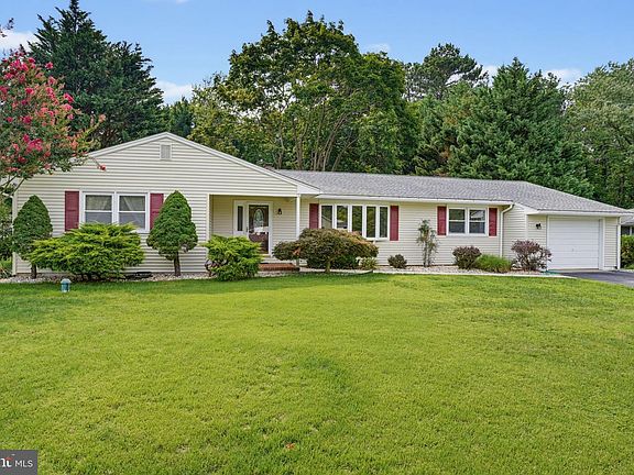 3rd image of 90 Greenview Dr