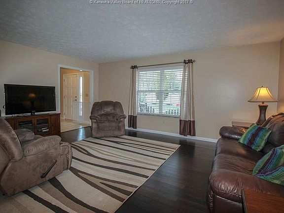 3rd image of 6 Sterling Dr