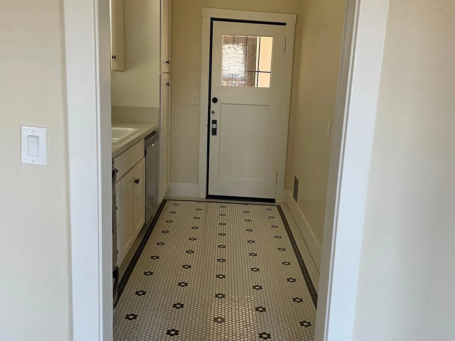 206 S 2nd St — Photo 4