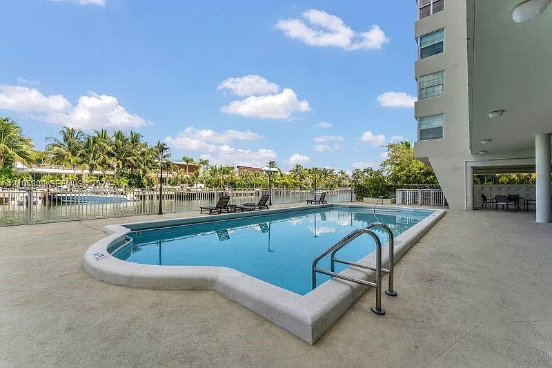 St Regis Apts Condo — Photo 3