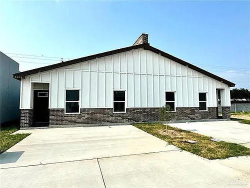 1606 W B St Photo 1
