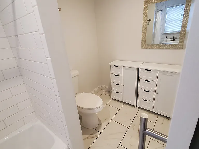 130 Roycroft — Photo 22