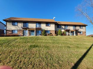 1383 Sunnyridge Rd., Pewaukee, WI 53072