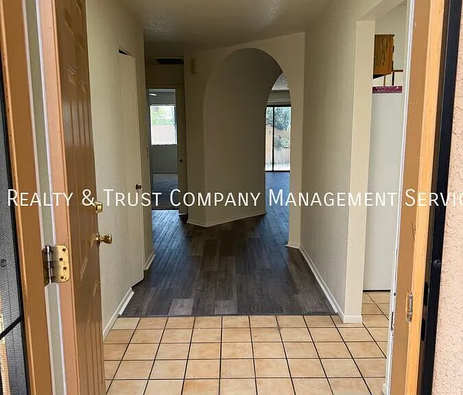 709 W Millbrook Ln — Photo 4