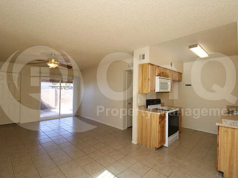 601 N May #5 — Photo 7