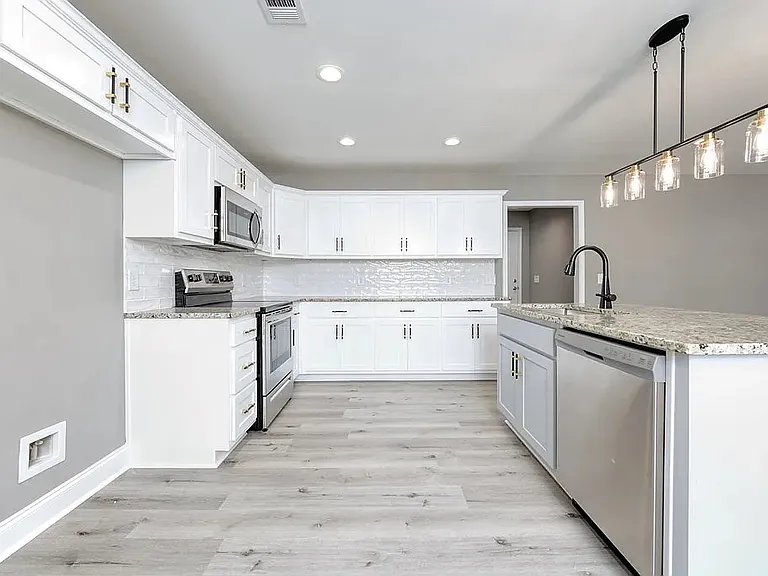 3943 Westgate Dr — Photo 2