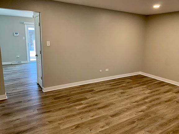 3rd image of 914 Blackhawk Dr