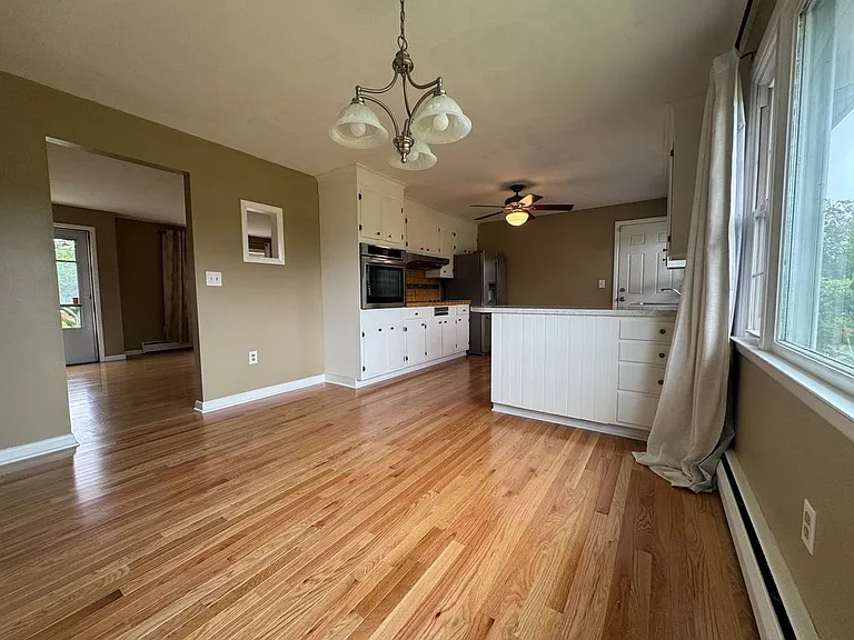 85 Maureen St — Photo 4