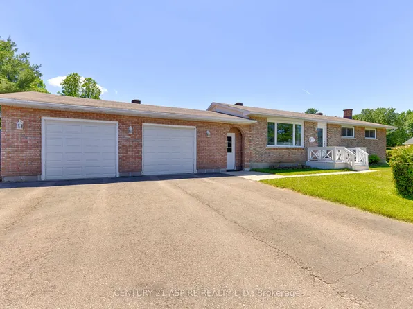 17 Maple Ave, Petawawa, ON K8H 2Y4