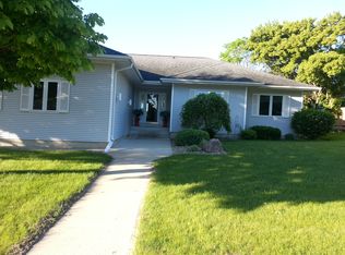 975 Briarstone Dr, Mason City, IA 50401