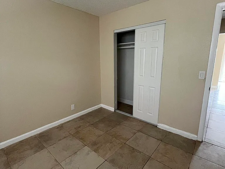 1045 Miami Blvd — Photo 8