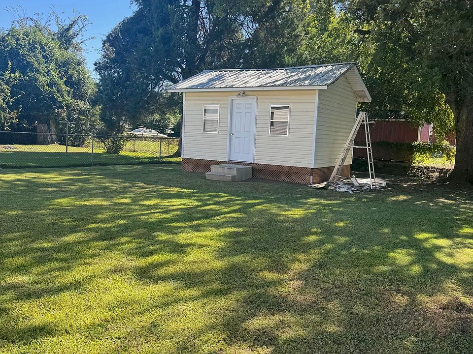 2nd image of 614 W 10th Street