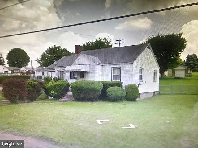 2nd image of 901 Lewis St