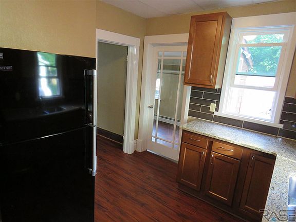 5th image of 815 W 7th St