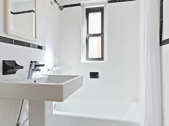 4th image of 49 W 72nd St APT 16B