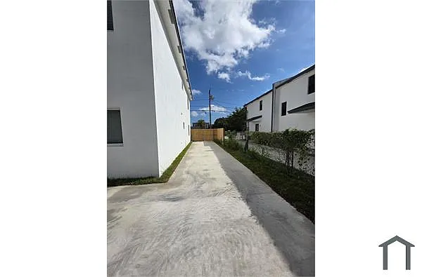 Building Photo - 21210 SW 119th Ave #1