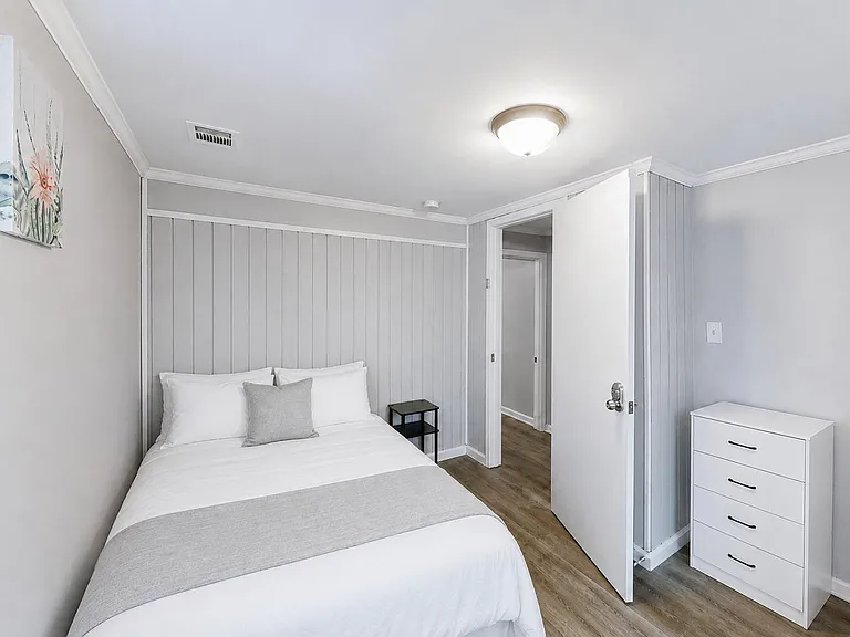 Evergreen Dr SE — Photo 1
