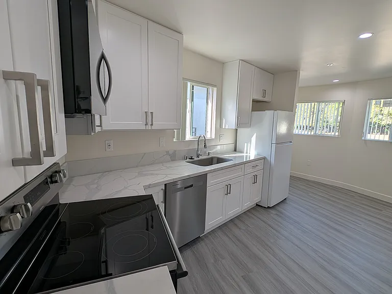 13435 Moorpark St — Photo 37