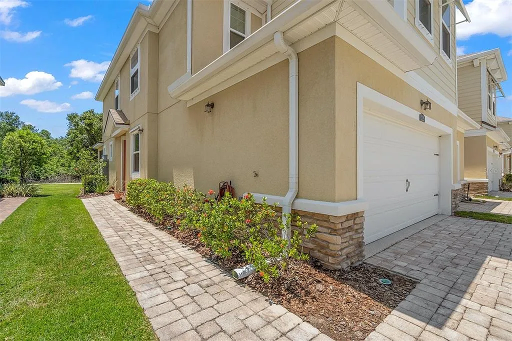 3 bed, 2.5 bath, 1726 sqft, $2,500 — Photo 4
