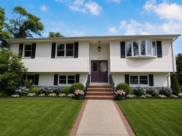 31 Hathaway Rd, Acushnet, MA 02743