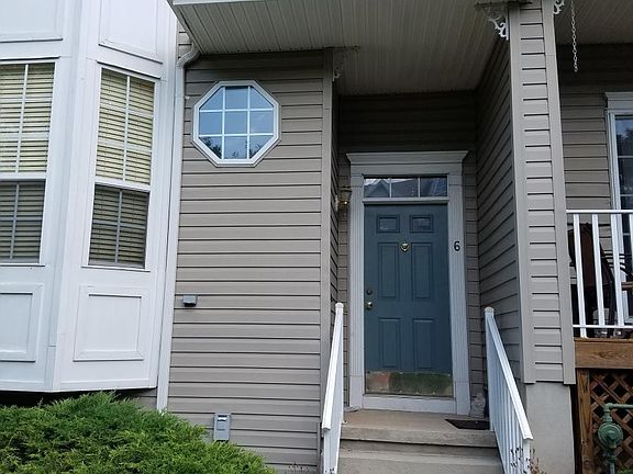 Main entrance close look