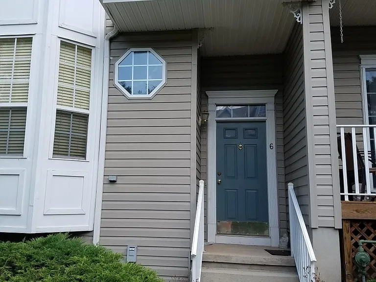 Main entrance close look