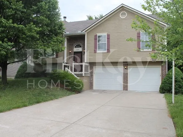 619 N Crest Dr, Raymore, MO 64083
