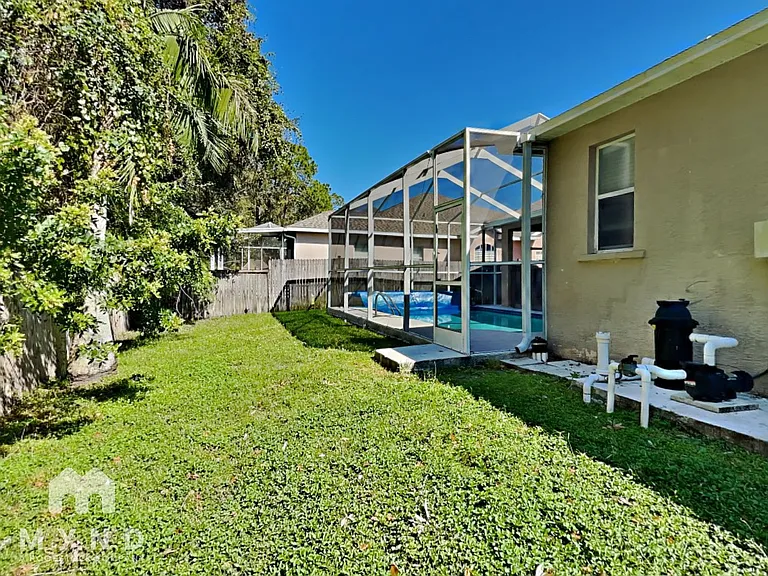 7026 Captiva Cir — Photo 26