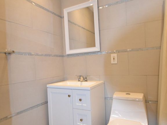 4th image of 1065 Jefferson Ave #3