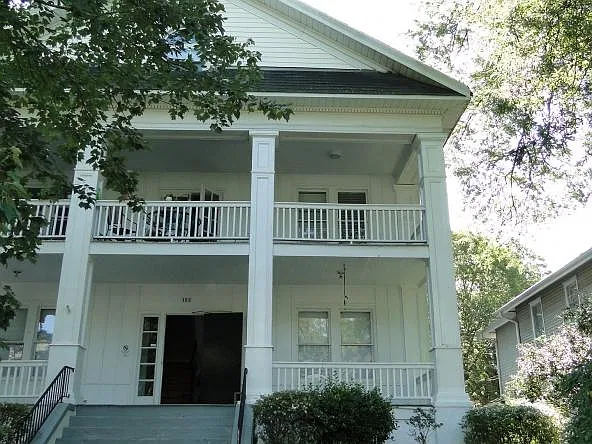4 bed, $2,400 — Photo 2