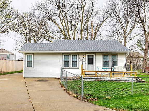 3rd image of 2830 NE 51st Ct