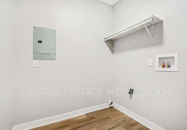 2034A E Maryland St — Photo 36