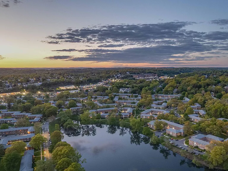 Crestwood Lake Apartments — Photo 8
