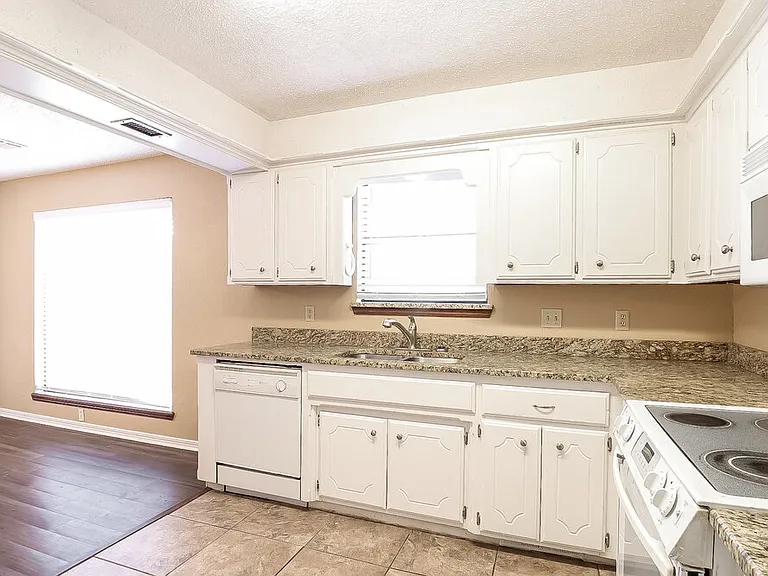 1112 NE 21st Ct — Photo 11