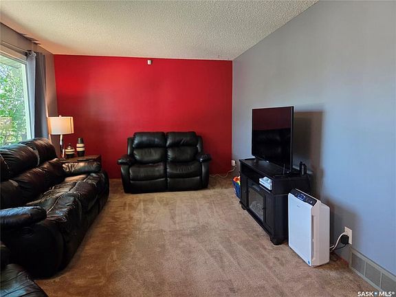 3rd image of 10208 Borden Cres