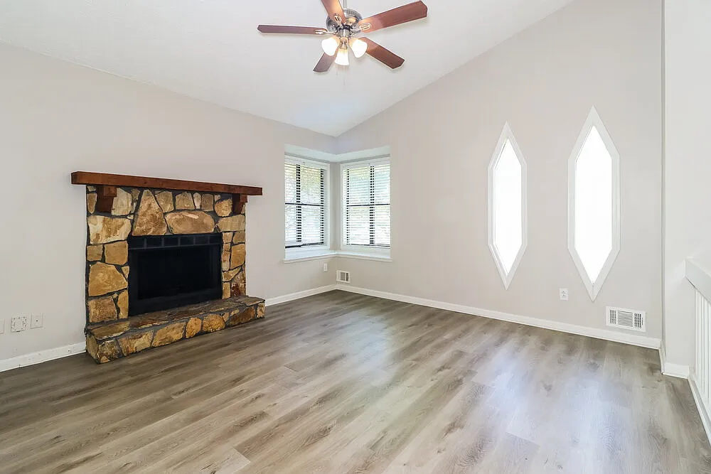 3 bed, 2.5 bath, 1982 sqft, $1,920 — Photo 4