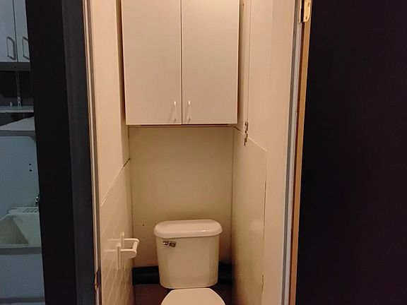 Garage - Toilet