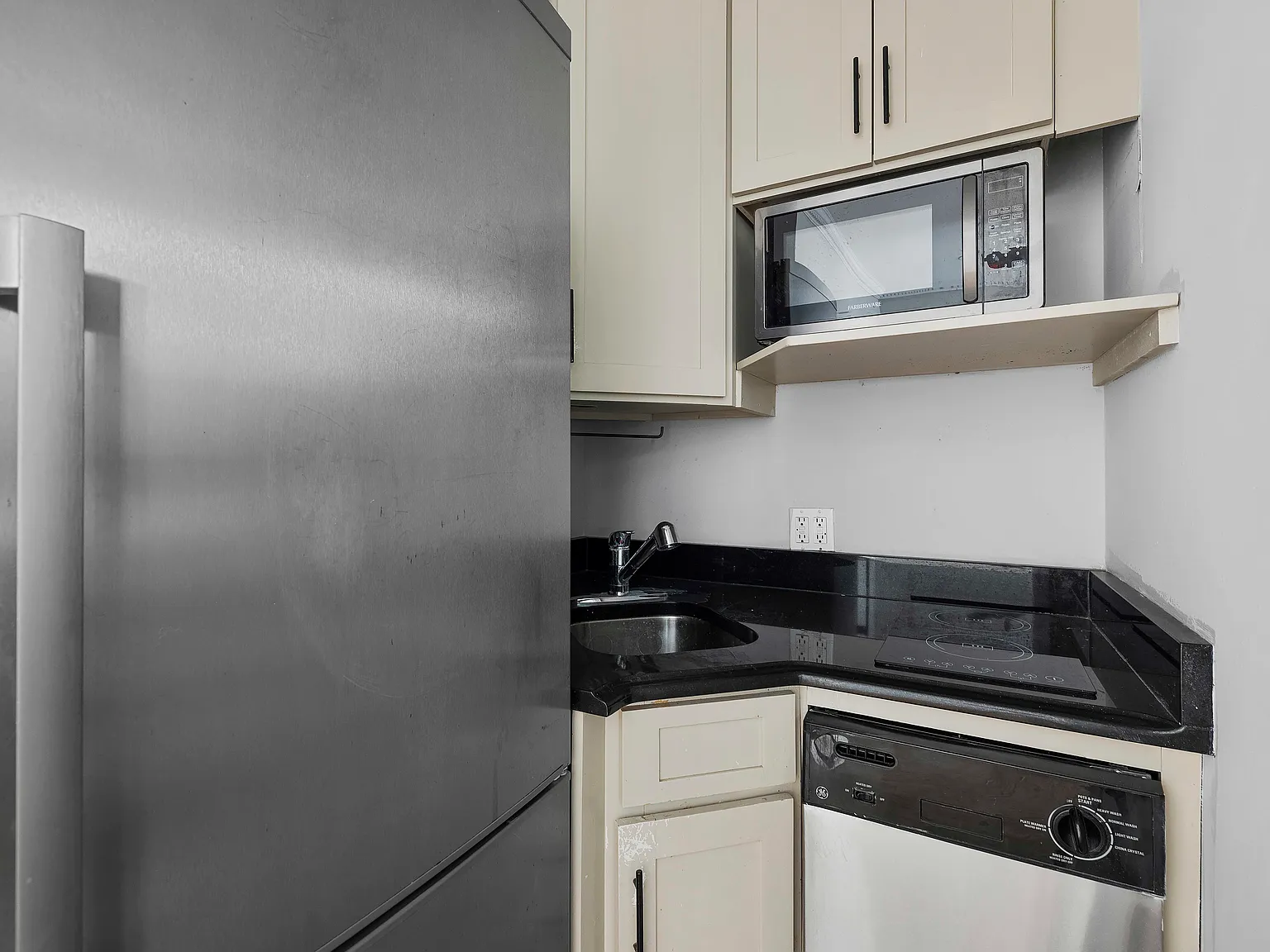 326 East 35th Street — Photo 4