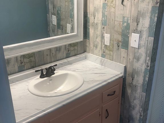 B unit bathroom:
beach design,
everything brand new